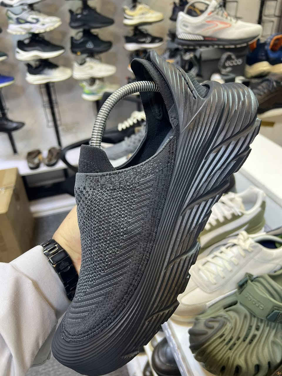 ماركه هوكا جفت وكاله جديد اورجنال طبي خفيف جدا مريح
…………… قياس46 يلبس45………. طول القدم29


**إذا كنت صاحب هذا الإعلان وتريد حذفه لأي سبب، رجاءا أرسل رسالة إلى الدعم الفني**