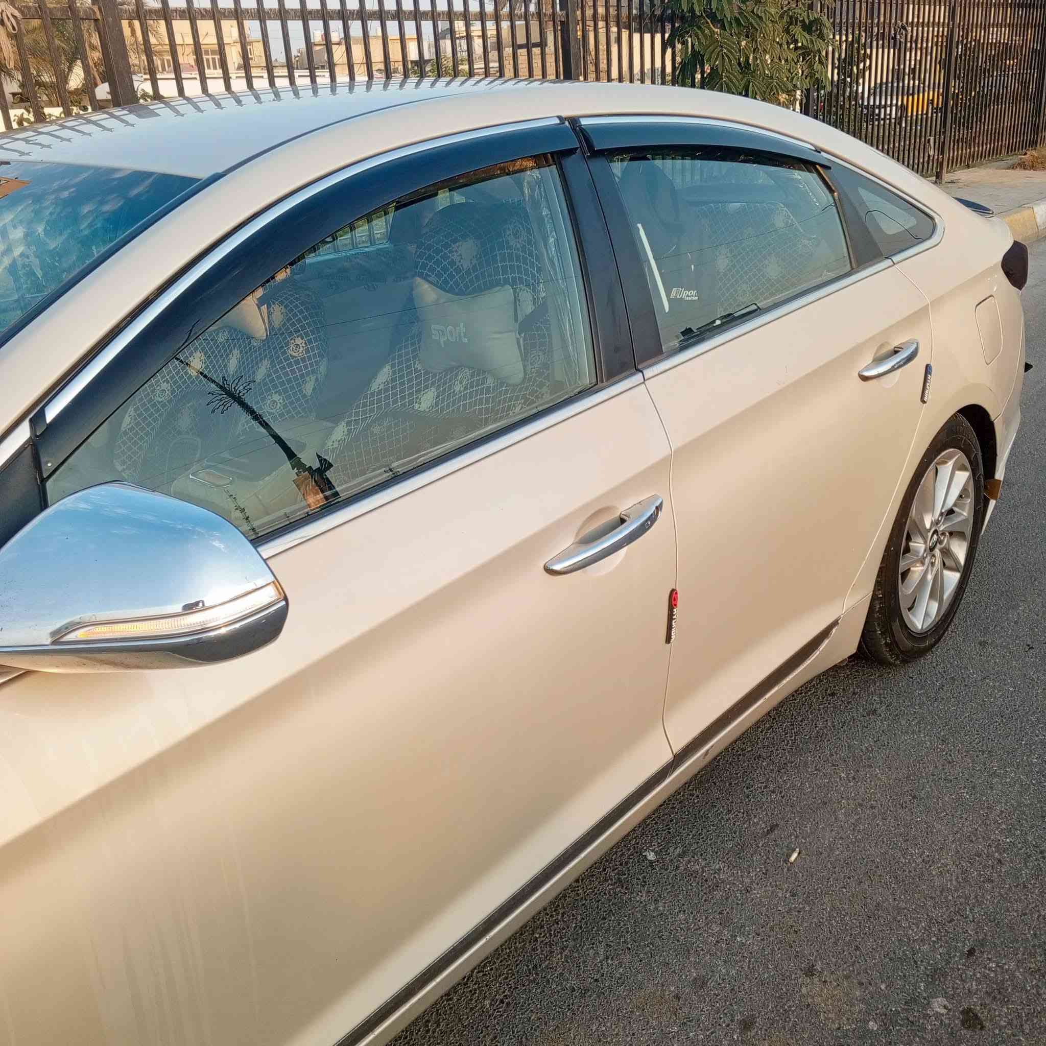 السلام عليكم 
(للبيع أو مراوس) سوناتا موديل 2017 خليجية خليجية  مواصفات سبورت 
1. كير وماكينة خير من الله لاتنخيص ولاتبخير 
2. تدفئه وتبريد جديد شرط 
3. فتحتين تبريد خلفي وأمامي 
4. تحكمات ستيرن كاملة 
5. الداخل بيجي ونظافة 100٪ 
6. بيها نظام ( ايكو . ونورمن و سبورت) ثلاث أنظمة ستة نمر كير 
7. دبل كزوز محرك 2400 دوش 
8. عيني السيارة بيها صبغ حزام وتعمير بالجاملق الأيمن الخلفي 
9. السيارة رقم بغداد
10.العنوان كربلاء مركز المدينة
11. السعر 117 وبيها مجال بسمي والسنوية لنهاية 27 أي استفسار اتصل على الرقم ***********
