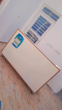 للبيع جديدات مستخدمات قليل ميز مكتبي مترين ب متر ونص مع فاترينا تعاليك...