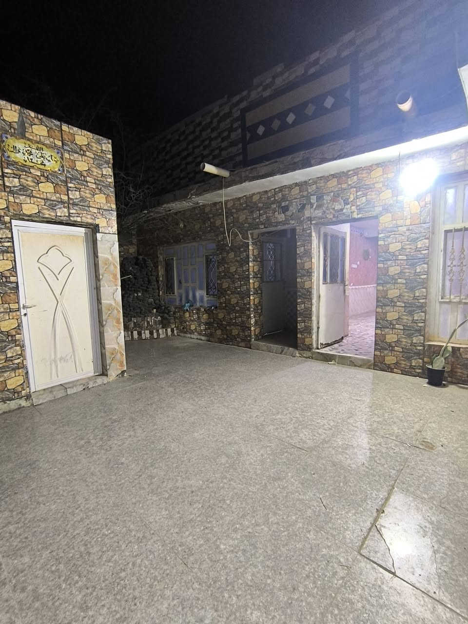 للبيع بيت بحي الشعب  /مساحه 200 م/ قريب عل سوك/  محجوز مبادره/ بي غرفتين وصاله ومطبخ  وديوانيه وصحيات الاستفسار *********** بي واتساب/
