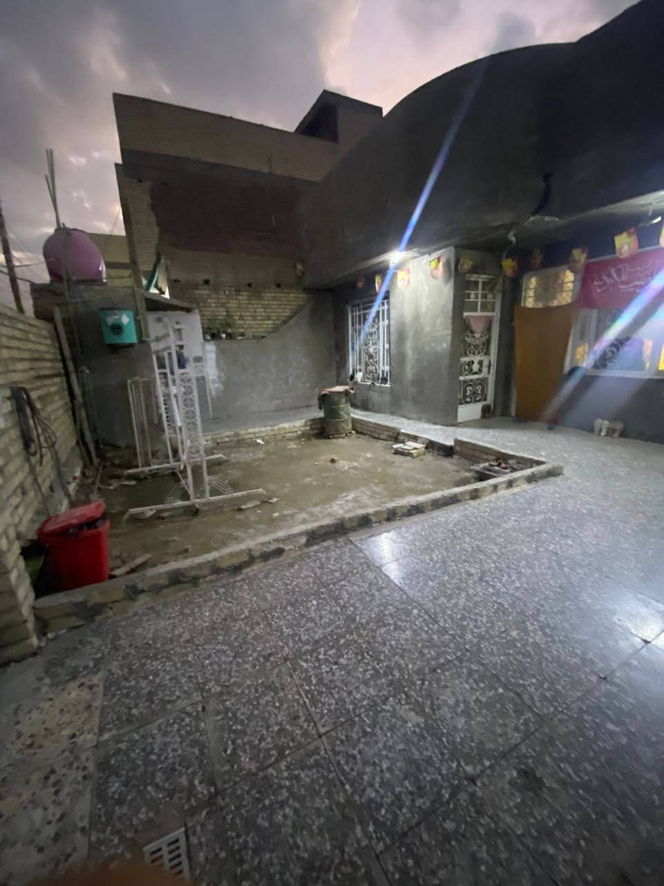 السلام عليكم ورحمة الله وبركاته بيت للبيع في منطقة البلديات شارع المصرف مساحة البيت 200 متر 10x20 يحتوي على ثلاث غرف مع حمام داخلي وخارجي البيت طابق واحد .. زراعي ضياء الحلفي بدون سند فقط مكاتبه للاستفسار الاتصال على الرقم التالي ‭٠٧٧٠ ٩٨١ ٩٥١٣‬ السعر 220 مليون .
