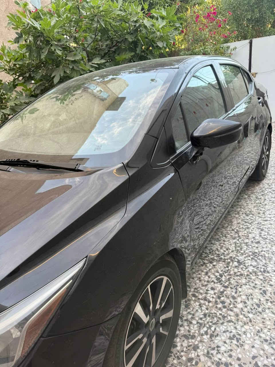 السلام عليكم
نسيان فيرسا موديل ٢٠٢٠ SV 
ماشية ٦٣ ميل
مبدل تخم تايرات 
ضربه جاملغ وبنيد
اشاير بالمري
توقف ذاتي 
رادار
حساسات 
تحديد مسار
شاشه ابلادية
داخل اسود وبيجي
رقمها بغداد 
عنواني بغداد
وبعد بيها مواصفات
محرك نضيف 
كير نضيف
سعر 90 
***********
