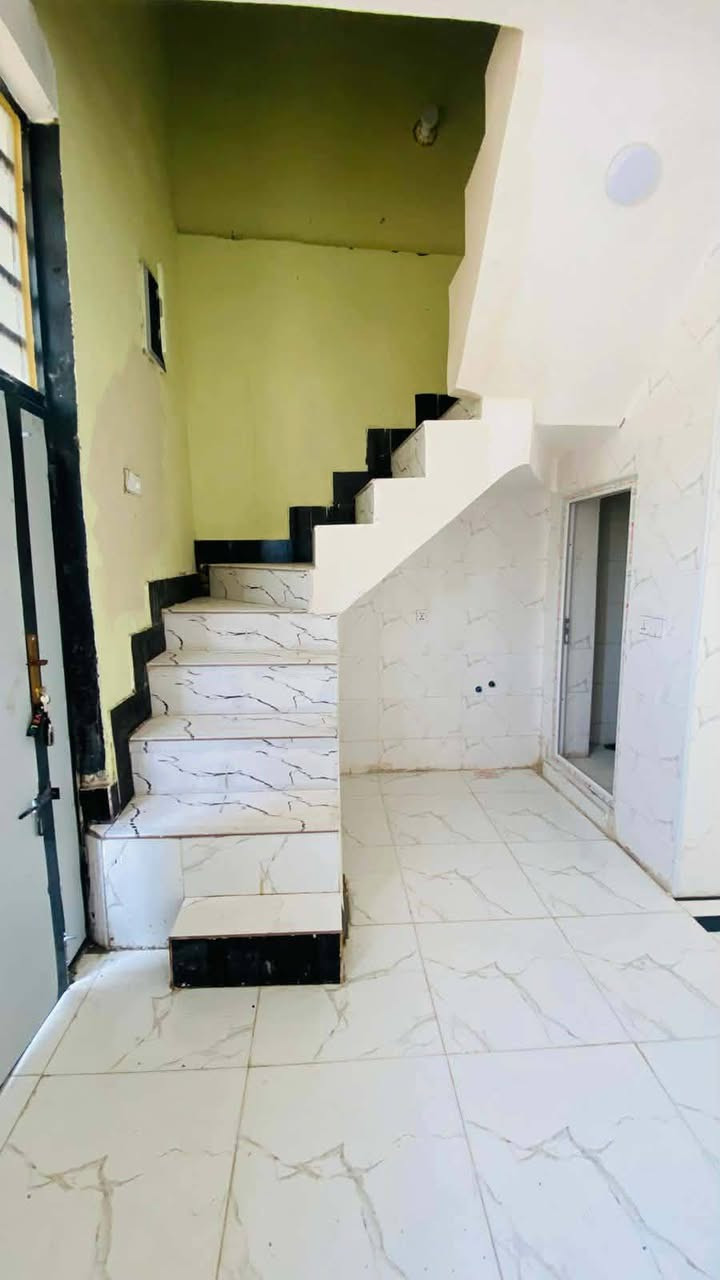 المساحه 50 متر للإيجار  نجف مقابل ملحق قرية الغدير
البيت جديد وجاهز 

بناء حديث
#ملاحظه البيت قريب لشارع الصب 
للاتصال   ***********
