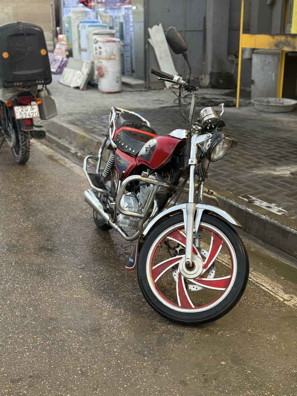 سلام عليكم دراجة جني للبيع مكينة2025خير منا اللة شلعة ومعدل السعر 350وبيهة مجال حك الجية للستفسار اتصل ***********
