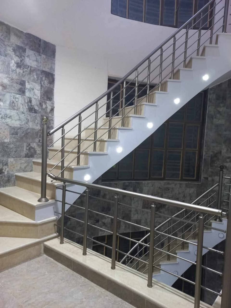 بيت للبيع او مراوس مساحة 💯 متر طابقين بناء حديث كامل مابي اي نقص بداية الحسينية  بالمخابرات قريب كوفي بيت ورد خدمات كاملة ..البيت يحتوي على مدخلين بناء حديث درجه اولى كله حجر ومرمر والسيراميك شرط اسباني والارضية كاشي طابق ارضي والطابق الثاني گرانيت والتأسيسات الكهربائية والصحية درجه اولى منظومه كاميرات بناء طابوق جمهوري..يحتوي على 3غرف نوم  3صحيات واستقبال ومطبخ حار وبارد  السطح اشتايگر .. للاستفسار الاتصال على الرقم واتساب ***********
@إشارة
