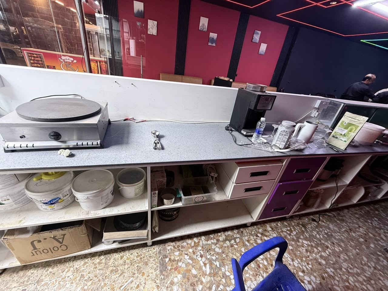 سلام عليكم
للبيع ميز فاترينا مرمر وخشب اصلي تركي
يحتوي على براد وناره داخليه سعر ٨٠٠
للاستفسار ***********
