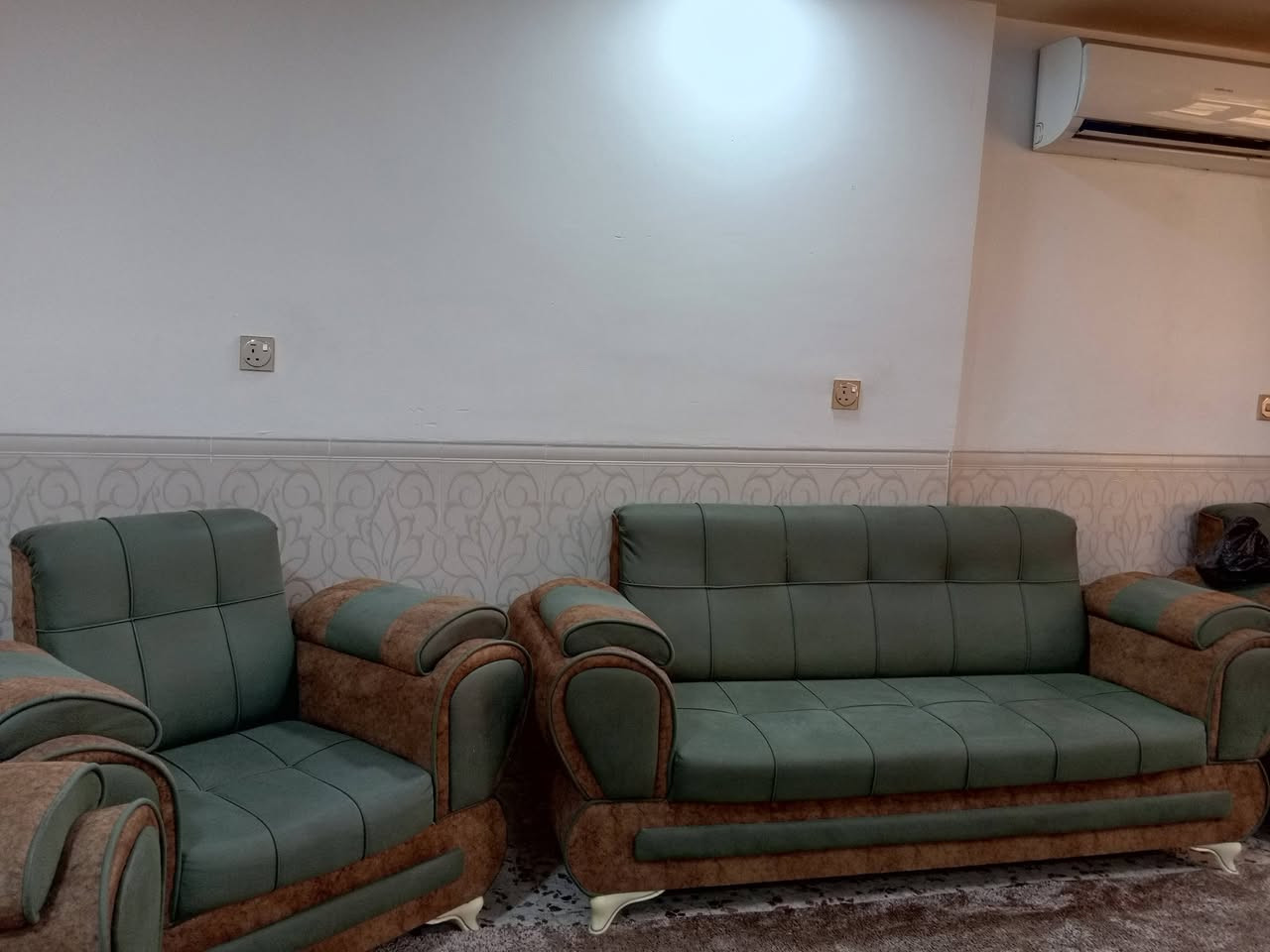 السلام عليكم تخم لبيع
السعر 300 وبيها مجال شوي 
***********
