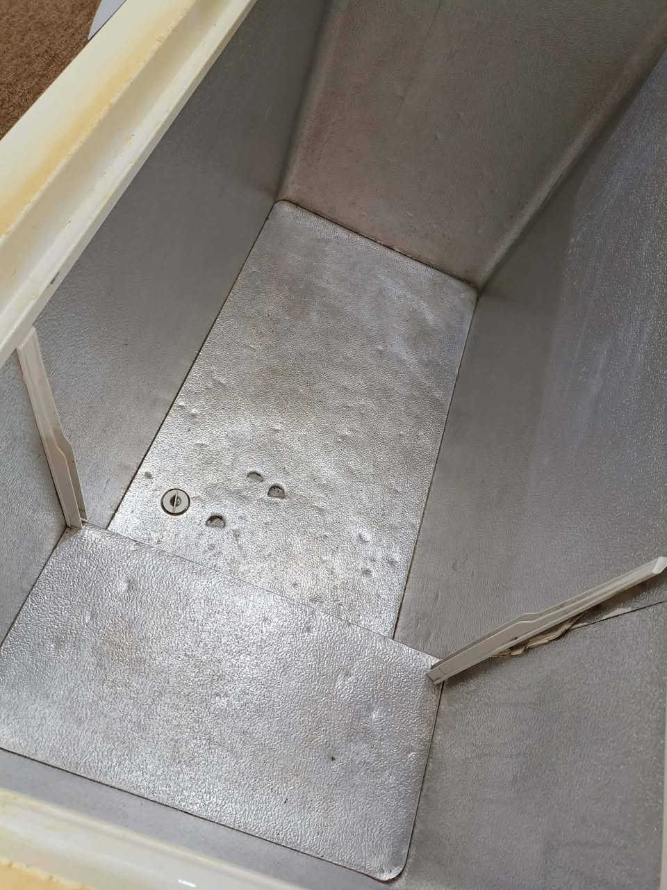 سلام عليكم
لبيع مجمده حجم كبير تجميدها فول 🥶🥶🥶
 شغاله  بس عوزها  غاز فقط سعرها ١٥٠ قفل مكانها ديالئ بعقوبه صناعه الثالثه ***********
