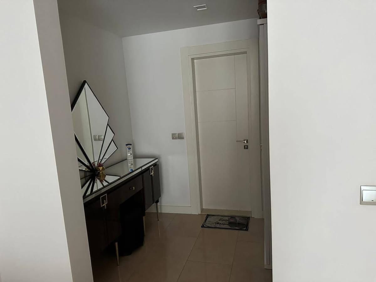 بغداد الكاظميه شارع المحيط مجمع حواهر دجله
‏شقة للبيع
تباع مؤثثه كامله 
تحتوي على ثلاث غرف
غرفه ماستر
حمامين حمام واحد مشترك
صاله مطبخ
كامله مابيه اي نقص
بيه عشر اطنان تبريد 
*********** 
ما متوفر فيس فقط عل رقم
