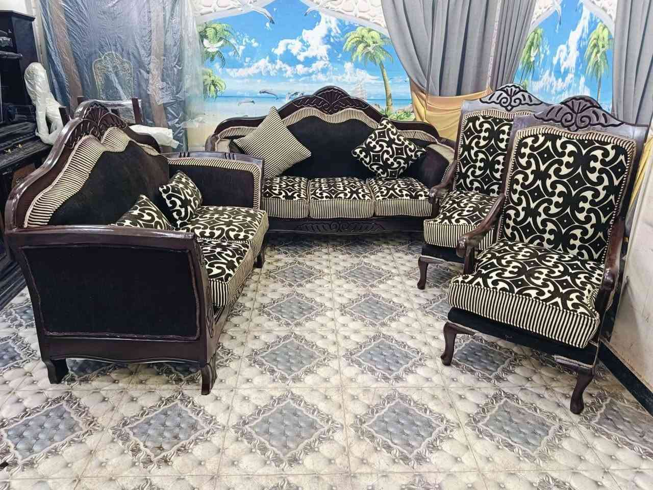 بقدم لكم انتريه عموله خشب زان احمر مكون من كنبتين وكرسين بشلت متحركه من تحت الشلت على خشب استعمال جاهز على الفرش على طول


**إذا كنت صاحب هذا الإعلان وتريد حذفه لأي سبب، رجاءا أرسل رسالة إلى الدعم الفني**