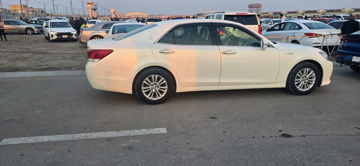 كراون 2014 هايبرد اصل 
فول فول مواصفات كشن كهربائي بصمة 
ابيض صدفي رادارات وبصمات ابواب شفط 
رقم بصرة بااسمي شاشتين لمس مودات قيادة 
رقم صاحب سيارة ***********
