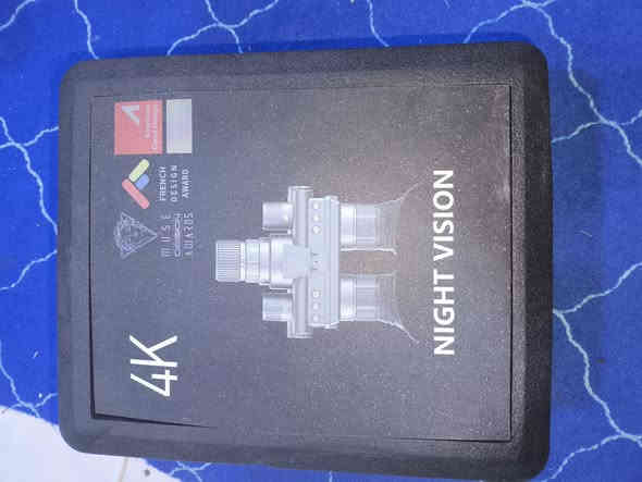 #ناضور الرؤية الليلية ZT Z9157 الرقمية التي تعمل بالأشعة تحت الحمراء هي جهاز متقدم يوفر رؤية عالية الدقة في ظروف الإضاءة المنخفضة والظلام التام. تم تصميمها لتكون مثبتة على الرأس أو الخوذة، مما يتيح الاستخدام العملي بدون استخدام اليدين لمجموعة متنوعة من التطبيقات. 
الميزات والمواصفات الرئيسية
دقة عالية: تتميز النظارات بشاشات OLED دائرية مزدوجة مقاس 1.28 بوصة عالية الدقة، مما يوفر صورًا واضحة وتفاصيل دقيقة. تدعم دقة صور تصل إلى 40 ميجابكسل وتسجيل فيديو بدقة 4K UHD.
الرؤية الليلية والنهارية: يمكن استخدام الجهاز في وضح النهار (مسافة مشاهدة من 0.5 متر إلى ما لا نهاية) وفي الليل (مسافة رؤية تصل إلى حوالي 600 متر أو 1968 قدمًا).
تكبير متعدد الاستخدامات: توفر عدسة تكبير بصري 5x وتقريب رقمي 8x لتلبية احتياجات المراقبة المختلفة.
إضاءة بالأشعة تحت الحمراء: مزودة بمصباح إضاءة قوي مدمج بالأشعة تحت الحمراء بطول موجي 850 نانومتر مع مستويات سطوع قابلة للتعديل، مما يضمن رؤية واضحة في الظلام الدامس.
تسجيل وتشغيل مدمج: تحتوي النظارات على ميكروفون ومكبر صوت مدمجين يدعمان التسجيل والتشغيل الفوري للمعلومات.
مصدر الطاقة: تعمل ببطارية ليثيوم أيون مدمجة قابلة لإعادة الشحن بسعة 3000 مللي أمبير في الساعة، مع دعم خيارات طاقة إضافية مثل بنك الطاقة أو مصدر طاقة تيار مستمر.
تصميم متين: الهيكل مقاوم للعوامل الجوية (تصنيف IP54 أو IP65 المقاوم للماء) ومصمم للاستخدام في الظروف القاسية. 
 للتواصل وتساب أو خاص ***********
