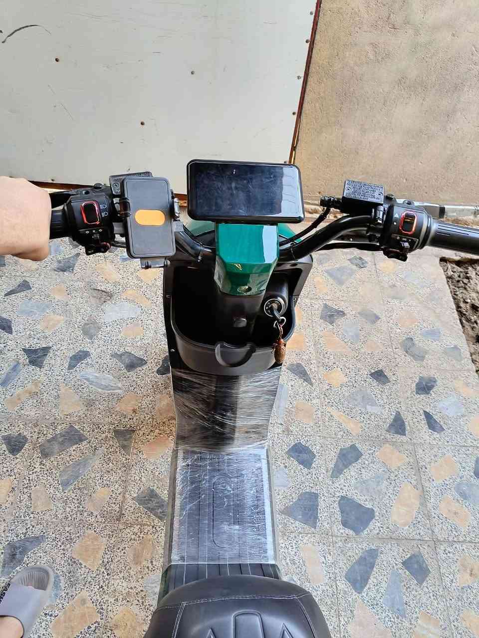 دراجه شحن R9 موديل 2025 بطاريات كبار 32 امبير ملف 1200 دراجه نضيفه صارلهه 6 اشهر من طالعه من الوكيل سعرهه مناسب 350وبيهه مجال مكاني  البصرة كرمه علي  هاتف*********** واتس***********
