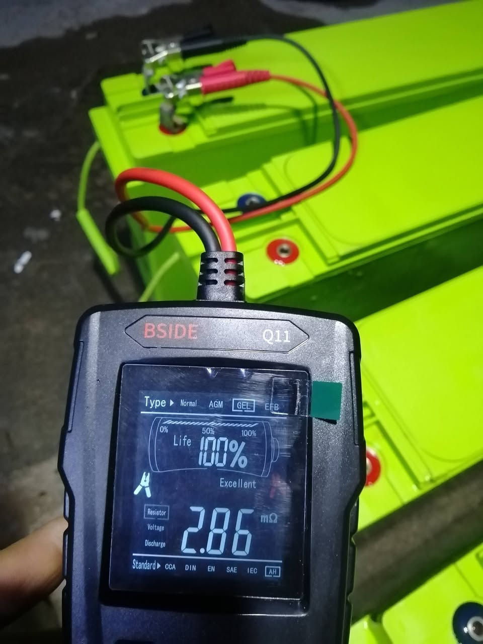 معلومة ممكن الكثير غافلين عنهه.... المقاومة الداخلية للبطارية Internal Resistanc
معناها مدى امكانية سريان التيار داخل خلايا البطارية وهو التشخيص الوحيد والمهم في تحديد عمر وصلاحية البطارية حيث ان البطارية كلما زادت مقاومة خلاياها الداخلية زادت خسائر كفائتها وكمثال قريب لذهن القارئ تصور مجرى ماء بقطر كبير الا ان في داخله مواد متكدسة مما تسببت بحدوث انسداد جزئي او كلي يمنع خروج الماء وفي هذه الحالة مع انه المجرى كبير الا ان ما يخرج منه شيء قليل ولايفي بالغرض...
الشركات لديها ضمن بطارياتها وال data sheet معيار وعادة للبطاريات الجل يجب ان يكون دون ٦ ملي اوم حتى تكون البطارية بحالة جيدة وقادرة على العطاء بامثل صورة
وادناه بعض من الاختبارات التي اجريتها على البطاريات الخاصة بصفحتي ومن الصور ممكن ملاحظة مدى نشاطها وكفاءتها..
وشيء بالشيء يذكر حبيت اوصلك معلومة تفيدك وبنفس الوقت اروج لبضاعتي ومدى كفائتها وتحياتنا للجميع.


**إذا كنت صاحب هذا الإعلان وتريد حذفه لأي سبب، رجاءا أرسل رسالة إلى الدعم الفني**