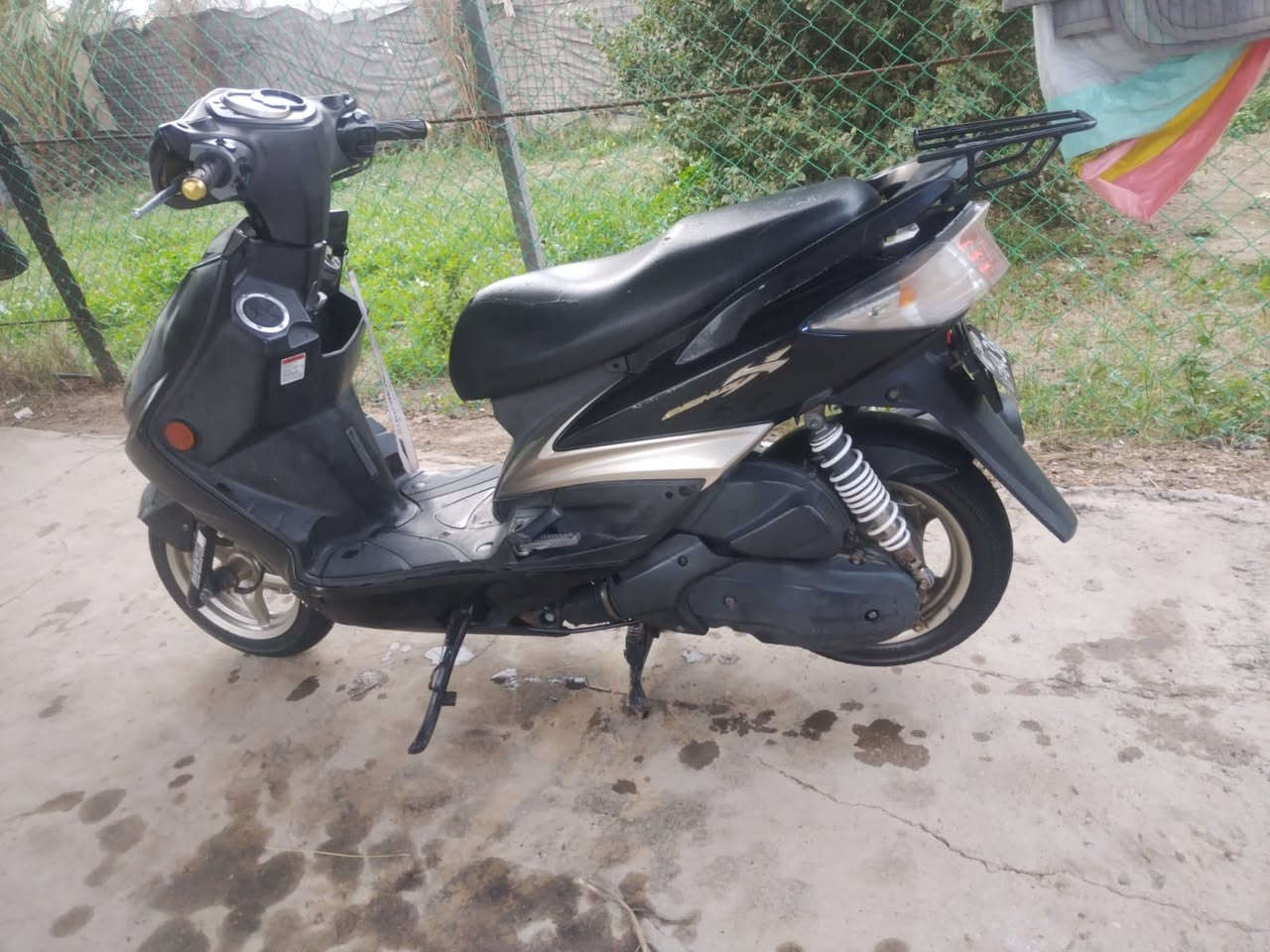 سلام عليكم 
سكنز فحل للبيع 
الدراجه خير من الله الدراجه اكفله من التاير للتاير 
اي نقص مابيه مكينه خير من الله زوج تايرات عريض جديد معدل يخبل الشراي خاص هـ***********
