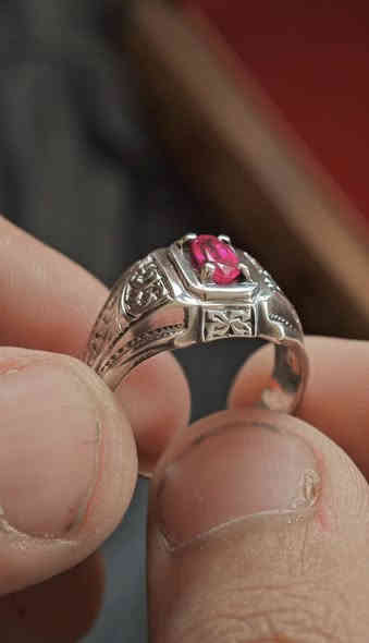 خاتم ياقوت أفغاني نوادر غير معالج غير مسخن
خاتم ياقوت أفغاني غير معالج غير مسخن يعني خام ، الخاتم جوهره ركز ، مصنوع في أفغانستان بفضه اعيار 1000 طلاء روديوم ، الحجر ياقوت أصلي وبي شهادة مختبر ومفحوص داخل مختبر في أفغانستان اسم المختبر GGI تكدرون ادخلون على موقع المختبر ومن خلال الباركود والرمز التعريفي يطلع الكم تاريخ ووقت إختبار فحص الحجر 
رقمي واتساب ***********
