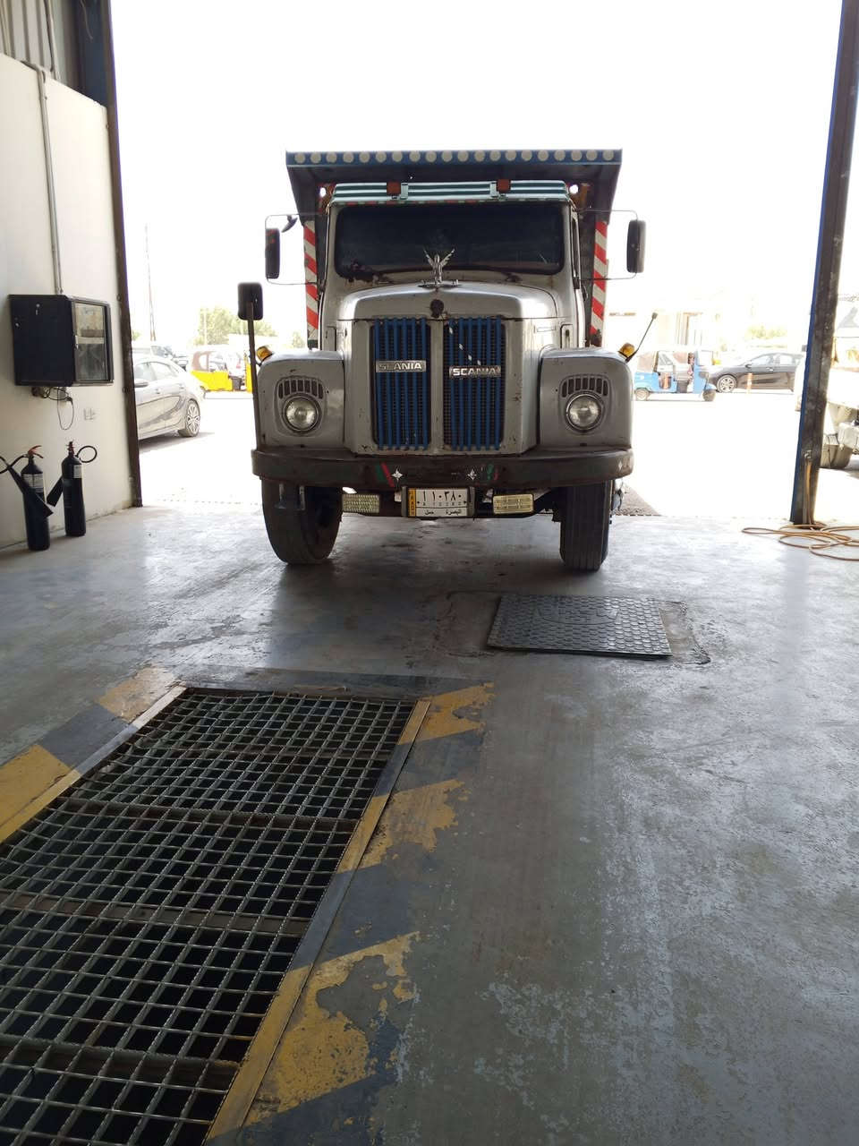 سكانيه 111موديل79رقم بصره انكليزي باقي على استلام الوحات هزه ماصاقطه بسمي تحويل مباشرمكينه عادي كيرناعم جديد شاده تخم تاير بلاديه بتره شاصي مكفول ***********مكان بغداد
