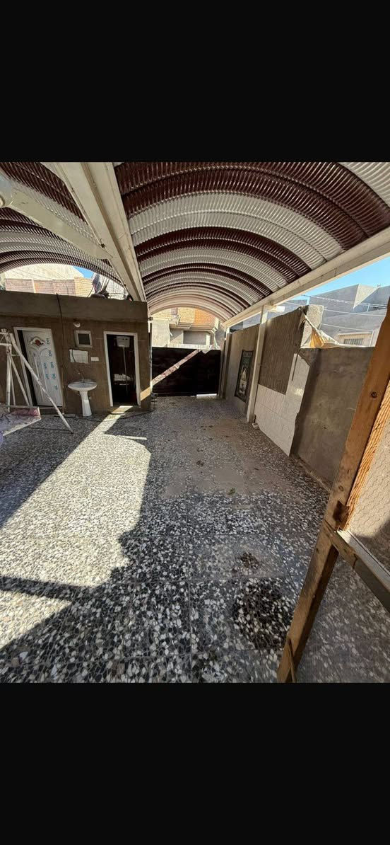 مساحه ٢٢٥ متر طابو زراعي سند ٢٥  بناء ٢٠١٠ بيت كامل صاله وغرفه وكليدور ومناور وصحيات داخليه وخارجيه ومطبخ بارد وخلف البيت مطبخ حار  وحديقه وكراج سياره وطابق ثاني غرفتين  عرض شارع ٧ متر يبعد عن شارع الكورنيش العام ٥٠ متر
خامس بيت عن الشارع قرب جسر بته 
للاستفسار اكثر اتصل على الرقم ***********
