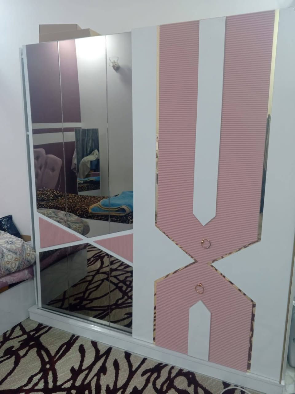 السلام عليكم غرفه شبابيه للبيع وميز تلفزيون بس ميز بدون تلفزيون***********
