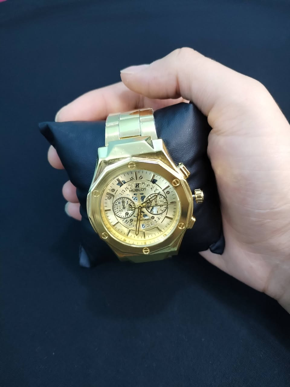 ساعة من ماركة هوبلوت (Hublot)
مقاومة للماء والخدش + عداد شهري


**إذا كنت صاحب هذا الإعلان وتريد حذفه لأي سبب، رجاءا أرسل رسالة إلى الدعم الفني**