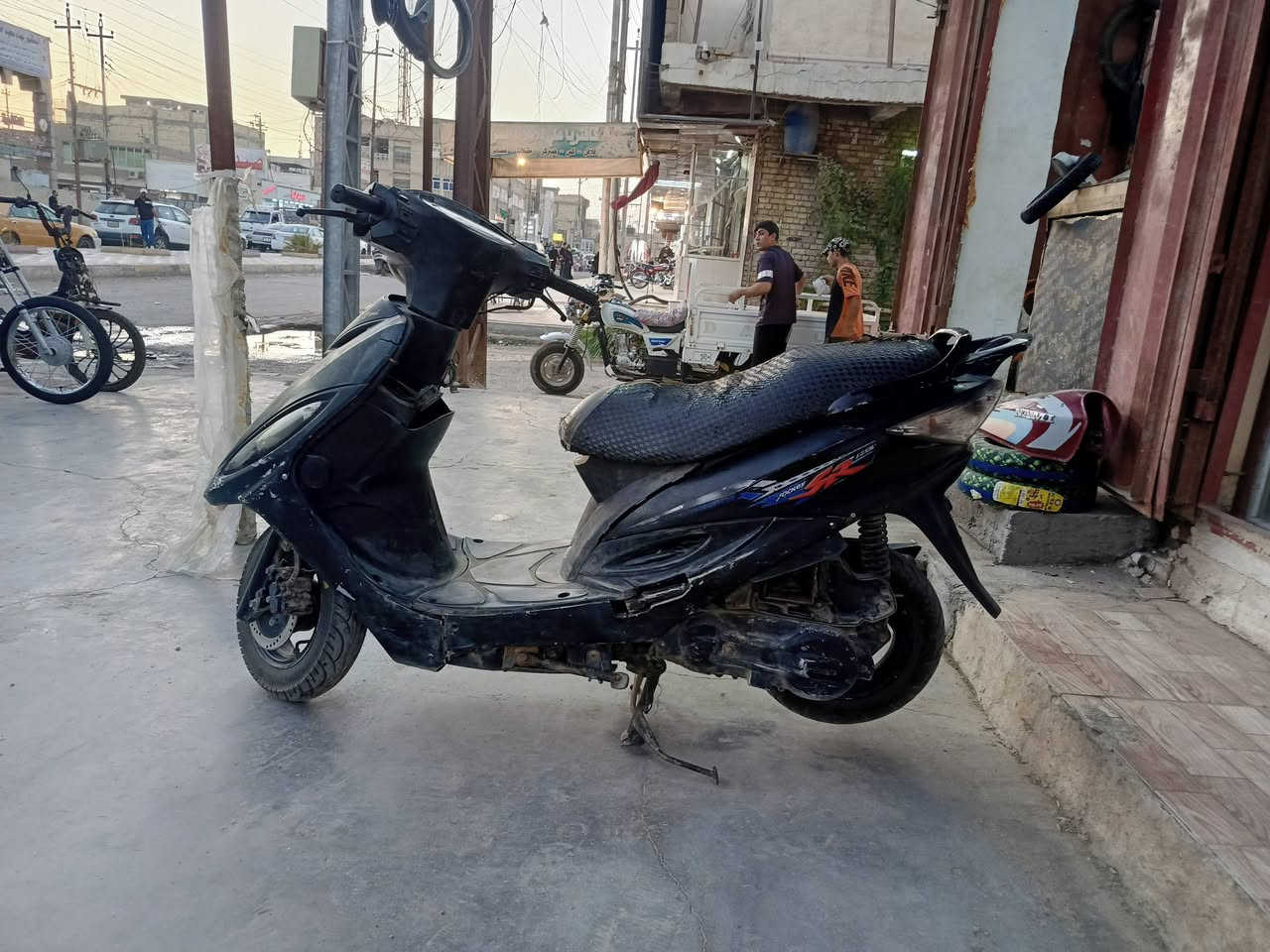 سلام عليكم دراجه كامكو G4 للبيع شغاله بس دخن بالشطره شلعه ومعدل تخبل سعر 225 وبيه مجال 
تصل ***********
