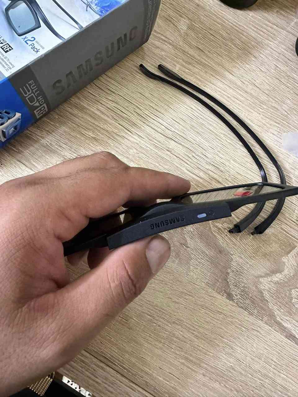هو عبارة عن نظارات ثلاثية الأبعاد نشطة
(3D Active Glas) أم ال اي
سامسونج الذكية.
إليك كافة التفاصيل المتعلقة بالنوع والمواصفات الظاهرة على العلبة:
1. معلومات الموديل والنوع
• الموديل الأساسي: SSG-P51002 (وهي عبارة عن حزمة مزدوجة تحتوي على نظارتين "x2
•("Pack
.Samsung :الشركة المصنعة ٥
Active 3D (Full HD 3D RF) :نوع التقنية ٥
وهي تعتمد على التزامن اللاسلكي عبر ترددات الراديو (RF) مع التلفزيون لتقديم صورة ثلاثية الأبعاد بدقة عالية الكاملة، وتختلف عن النظارات السينمائية العادية (Passive) لأنها تحتوي على شرائح إلكترونية داخلية.
2. المواصفات الفنية والتصميم
• نوع الطاقة/البطارية: تعمل بنظام استبدال
(Battery Type / Modele à pile) البطاريات
وعادة ما تستخدم بطاريات زر صغيرة من نوع

التصميم: النظارة تأتي بتصميم مرن حيث يمكن فك وتركيب الذراعين الجانبيين (كما يظهر في الصورة، الأذرع مفصولة عن الهيكل الأساسي للنظارة لسهولة التخزين أو التركيب).
• محتويات العلبة الظاهرة:
• الهيكل الأمامي للنظارة (العدسات
والإطار).
الأذرع الجانبية المرنة.
٥ مغلف بلاستيكي يحتوي على النظارة الثانية أو الملحقات الإضافية كالبطاريات
وقطعة التنظيف.
3. التوافق والاستخدام
• مصممة خصيصاً للعمل مع شاشات
Samsung Smart ال ا الي
وتحديداً الموديلات التي تدعم الاتصال عبي 1
البلوتوث/التردد اللاسلكي (RF) وليس الأشعة
تحت الحمراء (IR).


**إذا كنت صاحب هذا الإعلان وتريد حذفه لأي سبب، رجاءا أرسل رسالة إلى الدعم الفني**