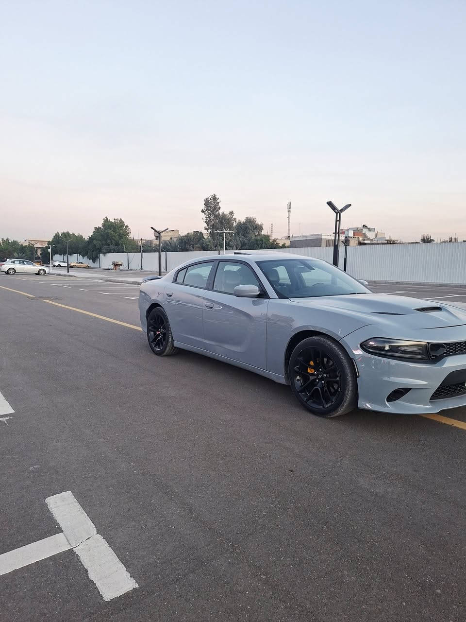 يالله يارزاق السلام عليكم سيارة نوع دوج جارجر موديل 2021 اللون سموك  وارد امريكي حادثه جاملغ وبنيد سيارة فول مواصفات 6سلندر تو ويل رقم بغداد مميز  ومكانه بغداد سعره 195ورقة رقم الهاتف ***********
