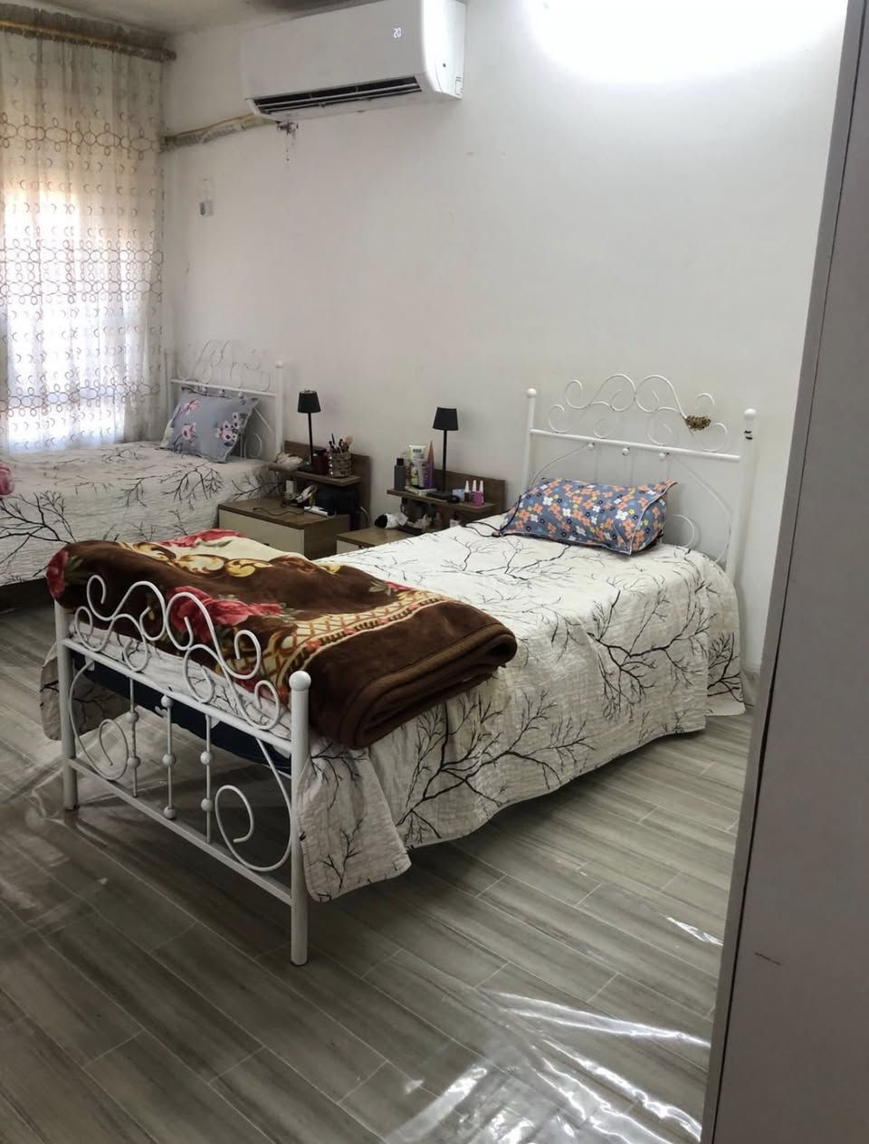 بيت 150 متر للبيع بـ💸 120 وبي مجال بسيط
منطقة المخابرات بداية الحسينية ' 5 غرف نوم كبار واستقبال وهول ومطبخ وحمامات فوك وجوة ' 

للاستفسار *********** واتساب

ملاحظة البيت ممصورة كلة لان ساكنين بي
