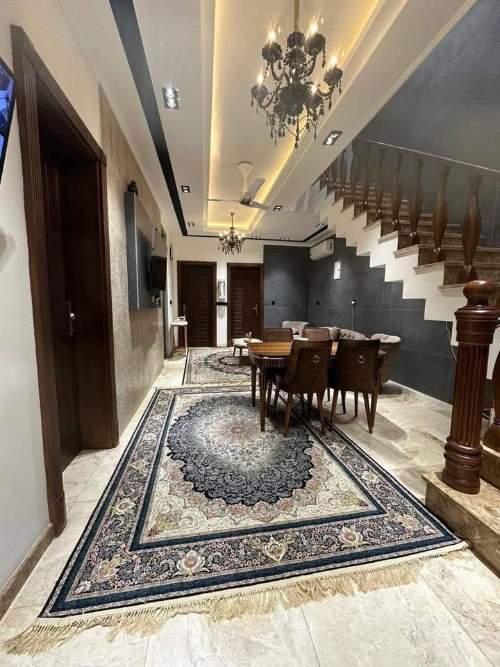 🏡 دار سكن VIP للبيع – فرصة ذهبية 🏡
📐 المساحة: 180 متر – سند مستقل
🔹 الواجهة: 6.60 متر
🔹 النزال: 30 متر
🔹 البناء: حديث درجة أولى – ملك صرف
🔹 مؤثث بالكامل بنظام أوروبي

محتويات الدار:
• كراج سيارة + حديقة أمامية
• استقبال سويت + حولي كبير
• مناور عدد 2
• خدمات متكاملة
• 4 غرف نوم نظام سويت
• حديقة صباحية
• أرضيات مرمر + سيراميك إسباني
• أبواب تركية + شبابيك ألمنيوم سلايت
• إنارة مخفية (LED)

📍 الموقع: حي البنوك – خلف الفتلاوي — مقابل الدار لا يوجد جار

📞 للاستفسار الاتصال:
***********
***********
أو مراجعة مكتب عباس للوساطة العقارية – شارع الكنيسة
