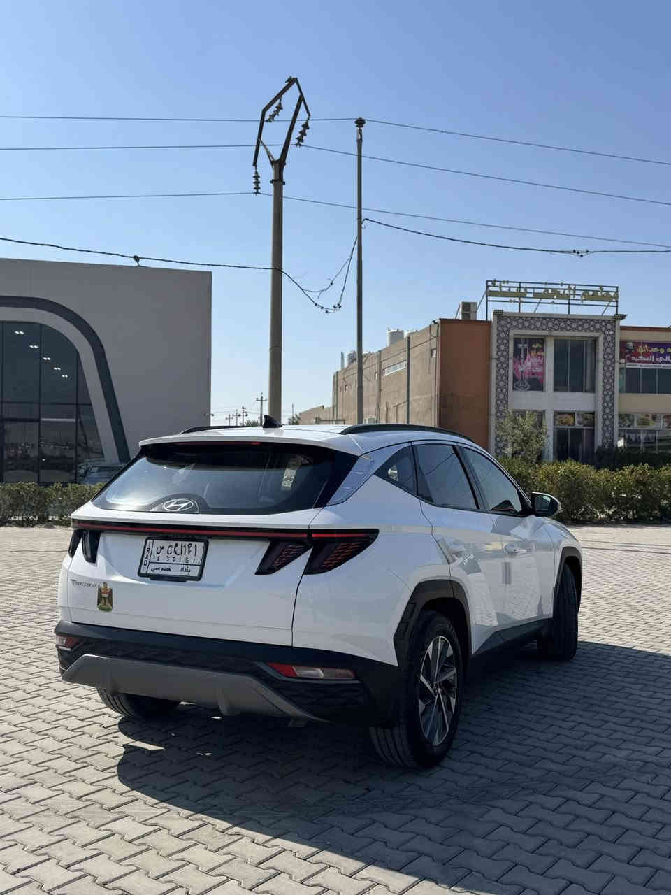 🚗 إعلان بيع سيارة

هيونداي توسان | موديل 2023
✨ وارد خليجي – فول مواصفات ✨

⸻

🔹 المواصفات الميكانيكية:
 • 🚙 محرك 4 سلندر / 2000 سي سي
 • ⚙️ ناقل حركة أوتوماتيك – 6 سرعات
 • 🛡️ قمارة حديد
 • 🔧 المكينة، الگير، والكهربائيات نظيفة ومكفولة
 • 🛠️ ادامة مستمرة وبحالة ممتازة

⸻

🔹 التسجيل والملكية:
 • 🪪 اللوحة بغداد – خصوصي
 • 📄 الملكية : بأسمي حرة – مشروع وطني
 • 🗓️ نفاذ السنوية لغاية سنة 2028

⸻

🔹 العداد والحالة:
 • 📊 العداد: 23,000 كم حقيقي (قابل للزيادة)
 • ⚠️ السيارة مكفولة بالكامل ما عدا الموضّح بالصور

⸻

🔹 أنظمة القيادة والتحكم:
 • 🎛️ تحكم ستيرن جهتين
 • 🚦 مثبت سرعة
 • 🛞 3 وضعيات قيادة (NORMAL, ECO, SPORT)
 • 🅿️ أوتو هولد
 • 🖐️ سايد بريك كهربائي
 • 🔑 بصمة تشغيل + تشغيل عن بعد

⸻

🔹 الإنارة والرؤية:
 • 💡 إنارة خارجية LED بالكامل
 • 🌞 LED نهاري
 • 🌫️ كشاف ضباب خلفي
 • 🔦 لايت أمامي متحرك (ماطور لايت)
 • 📸 كاميرا خلفية
 • 📡 حساسات خلفية
 • 🪞 مرايا وسطية تعتيم ذاتي

⸻

🔹 الداخلية والراحة:
 • 📺 شاشة عدادات رقمية
 • 📱 شاشة وسطية كاملة المواصفات
 • 🎶 بلوتوث
 • 📻 راديو FM / AM
 • 🔌 USB
 • 🍎 Apple CarPlay
 • 🤖 Android Auto
 • 🔊 نظام صوتي شغال بالكامل
 • ❄️ تحكم كهربائي بالمرايا الجانبية
 • 🔌 شاحن لاسلكي
 • 🪑 الكشنات قماش
 • 🪑 كشن السائق والراكب تحكم كهربائي

⸻

🔹 أنظمة السلامة:
 • 🛡️ نظام إيرباك للسائق والراكب سليم وشغال. 

⸻

🔹 الإطارات:
 • 🛞 ويل كب عدد 5
 • 🛞 طقم تايرات جديد
 • 🛞 سبير مانازل

⸻

📍 موقع السيارة:
العراق – محافظة النجف الأشرف

📞 للاستفسار والسعر: ***********
📲 اتصال أو واتساب
