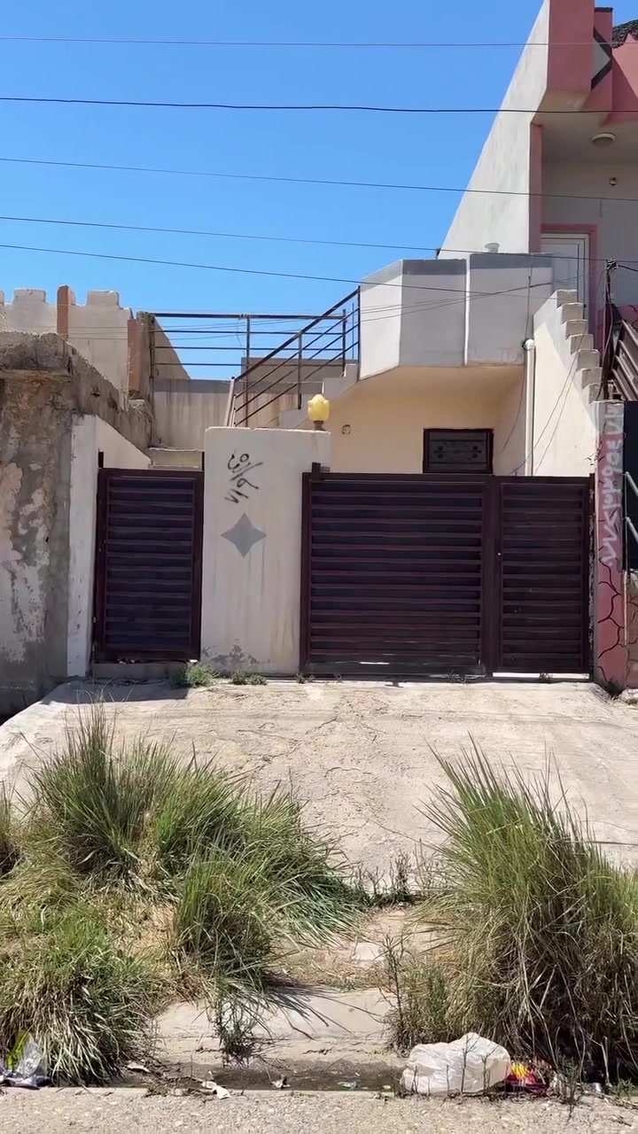 بيع مستعجل فقط ب64 مليون وبي مجال 
دار للبيع مساحة 100م على شارع 20 طابو صرف 
الموقع كركوك حي النداء مقابل المدارس 
فقط الدار نقصه سقف ثانوي
يتكون الدار من 
كراج استقبال مطبخ صحيات غرفة نوم
اللمزيد من المعلومات الاتصال بالارقام التاليه 
***********واتساب 
***********اتصال
او مراجعة المكتب حي الأسرى مقابل جسر الرشيد
