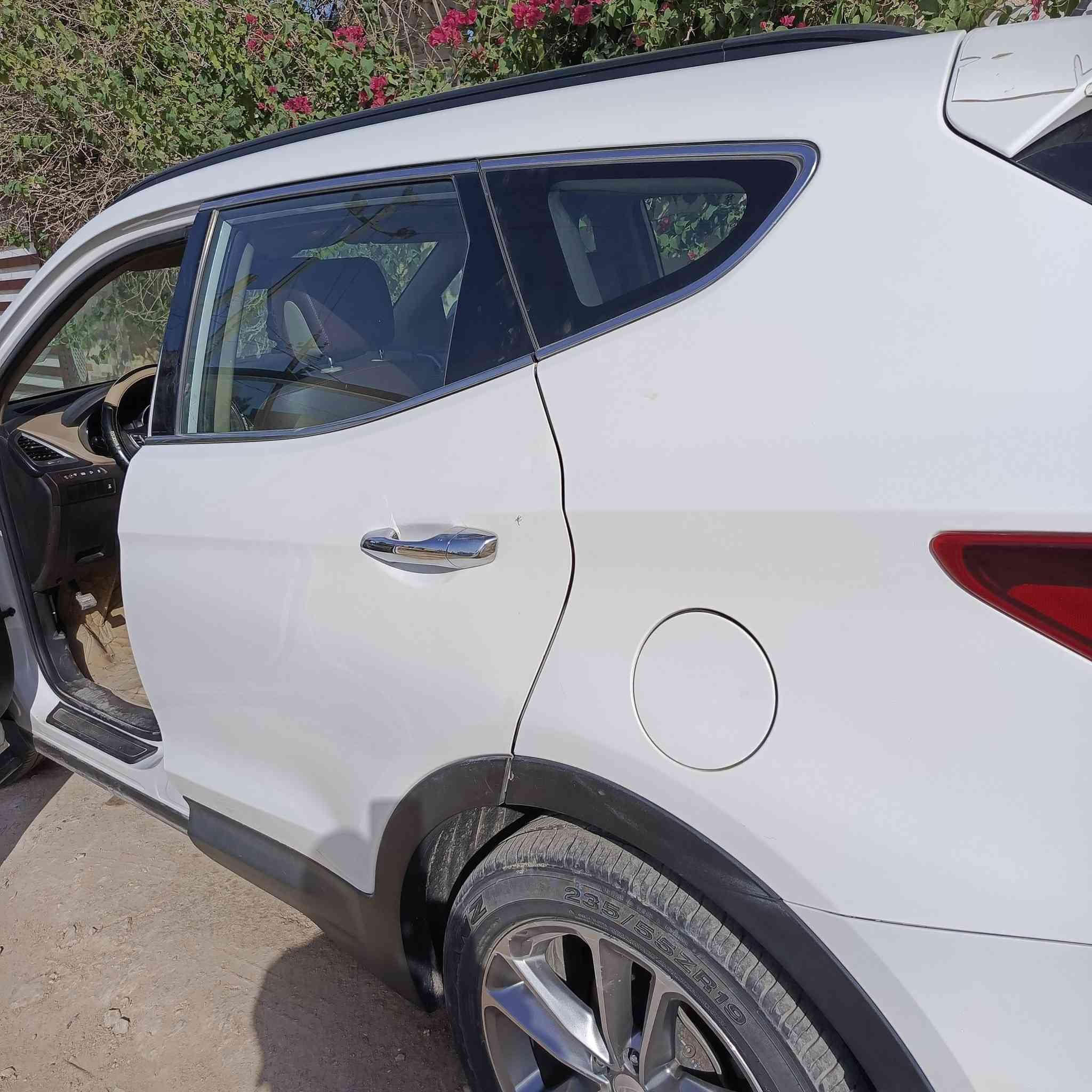 السلام عليكم 
سنتافي خليجي 2018سلندر6 محرك3.3فول مواصفات عدا الفتحة ماشيه 122رقم جديد باسمي للبيع او مراوس برادو
عارضة 215للتواصل ***********الديوانية
بيه شبر بالجاملغ الامامي الأيسر وشخط بسيط
