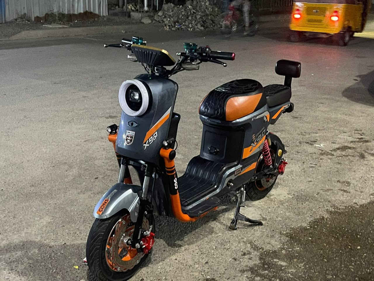 سلام عليكم دراجة X900 المواصفات
دراجة 5 بطاريات 32 امبير 
ملف 2000w حقيقي ماشاء الله دراجة كلش نضيفة 
سعر 350 العنوان بغداد الشعب الرقم ***********

