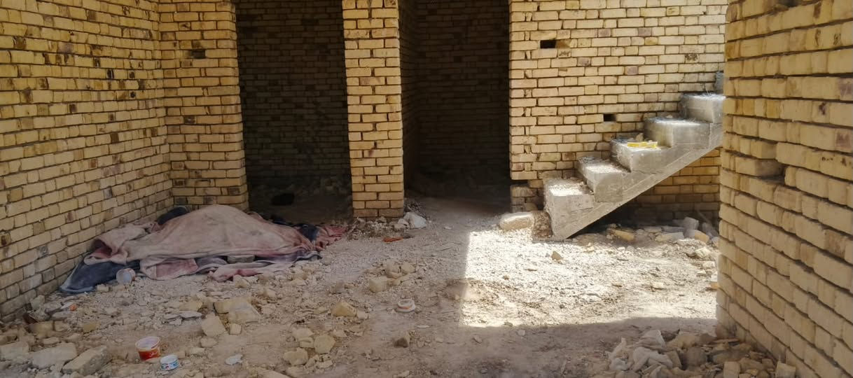 سلام عليكم 
هيكل مسقف بناء طابوق 
مساحة (200م) حي الزهراء 
خلف محلات ال عويد 
يتكون من غرفتين وصاله ومطبخ واستقبال وصحيات داخليه وخارجيه 
للاستفسار/ مراجعة مكتب عقارات الفنار مجاور مستشفى الخضر العام (***********)
