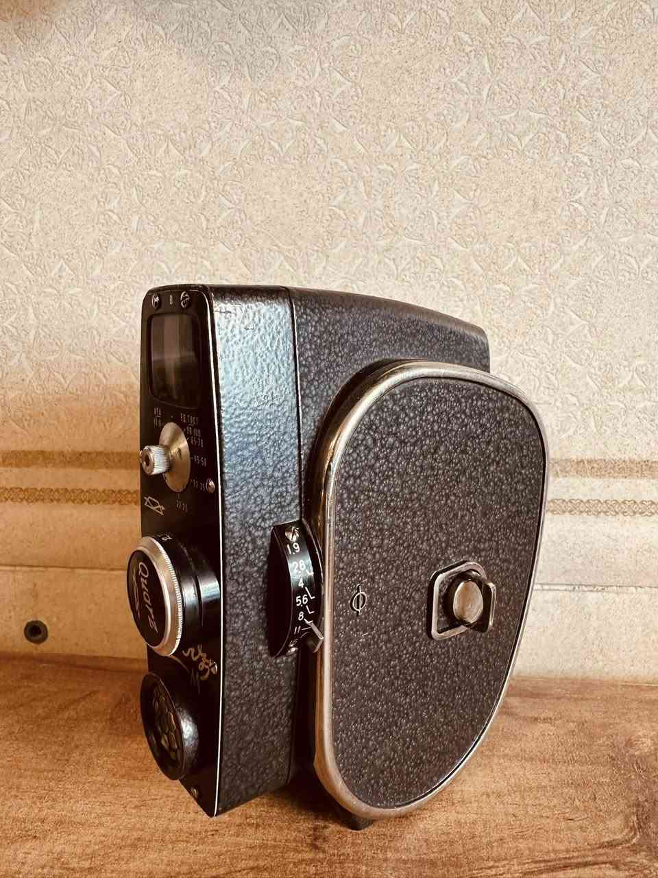 كاميرا افلام سينمائية صناعة الاتحاد السوفييتي تعمل بنظام التكويك الهيكل مصنوع من معدن الفولاذ الصلب
*********** واتساب المحل في السليمانية يوجد توصيل
