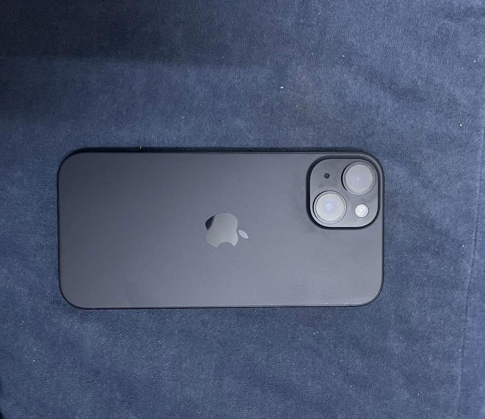 سلام عليكم ‏iPhone15￼ جهاز جديد النضافة 100/95 الذاكره 128 البطارية 86 السعر 675 او بي مجال بصيط الرقم /*********** ✨🤍
