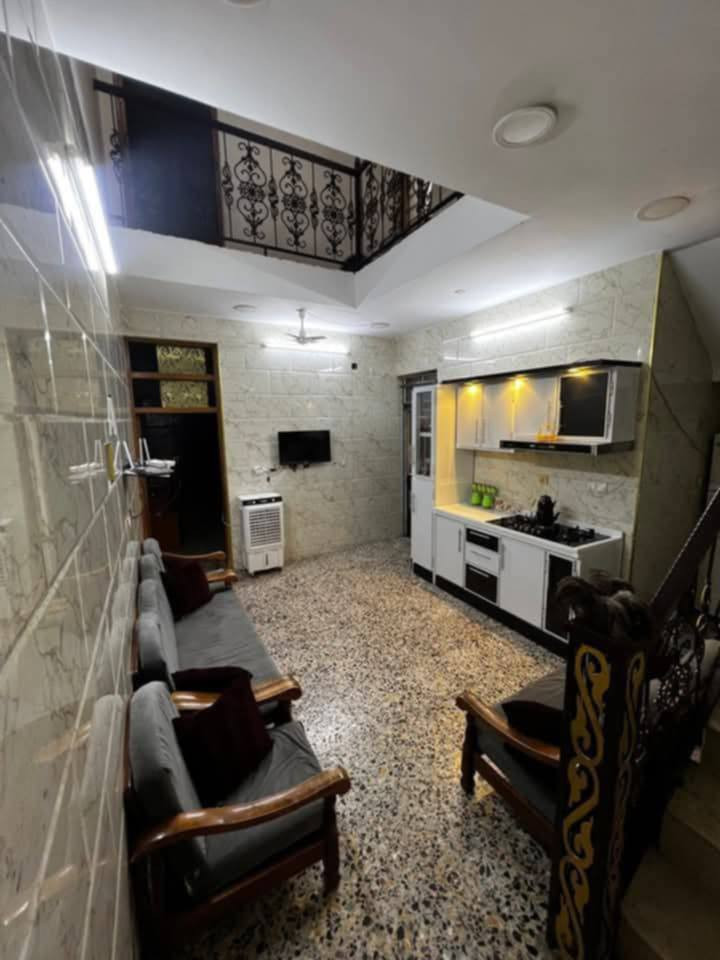 السلام عليكم 
دار للبيع في قضاء الحسينية بالقرب من السوق الكبير خلف مرطبات العذراء الدار مُلك صرف مساحة الدار 120 متر نزل 20م واجها 6م طابقين 
بناء حديث مؤسس من 3 خطوط ماء و 3خطوط كهرباء والبناء رفت و كاشي وسيراميك درجة اولى والدرج صب مغلف مرمر وارتفاع الطابق الاول 3.20م صافي والثاني 3م
مساحة الكراج 6*5 يحتوي على حديقه صغيره 
الطابق الاول:
 مدخلين للاسقبال والصاله
مكون من استقبال مسحاتها 4.30*4.20 م 
صاله للجلوس مع مطبخ بارد
غرفه مساحتها 4.25*4.25
وحمام داخلي + تواليت خارجي 
و مطبخ حار 
الطابق الثاني:
غرفة مساحة 6*4.20
وغرفه ثانية مساحة 4.25*4.25
وحمام 
طابق الثالث:
مخزن 
وسطح امامي وخلفي شتايكر 
للاستفسار الاتصال على الرقم *********** او واتساب
