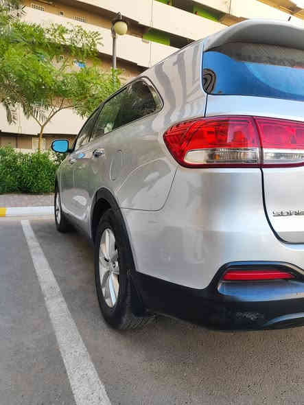 السلام عليكم كيا سورنتو موديل 2017 ماشية 75الف ميل سيارة على أيدي من البيت للدوام 
مواصفات اعتيادية 
شاشه صغيرة لمس كامره خلفية بلادي تحكم ستيرن سبعة راكب سياره مال جناي خمس تايرات جديده السيارة وارد امريكي حادثه فقط بارد يم الهلال لا تكم ولا شواصي كله مكفول وعندي باب عكس السائق صبغ اثر حادث جدا بسيط السيارة تجي تشوفهه وتقتنع 
وتدلل السعر 185 وبي مجال
***********
