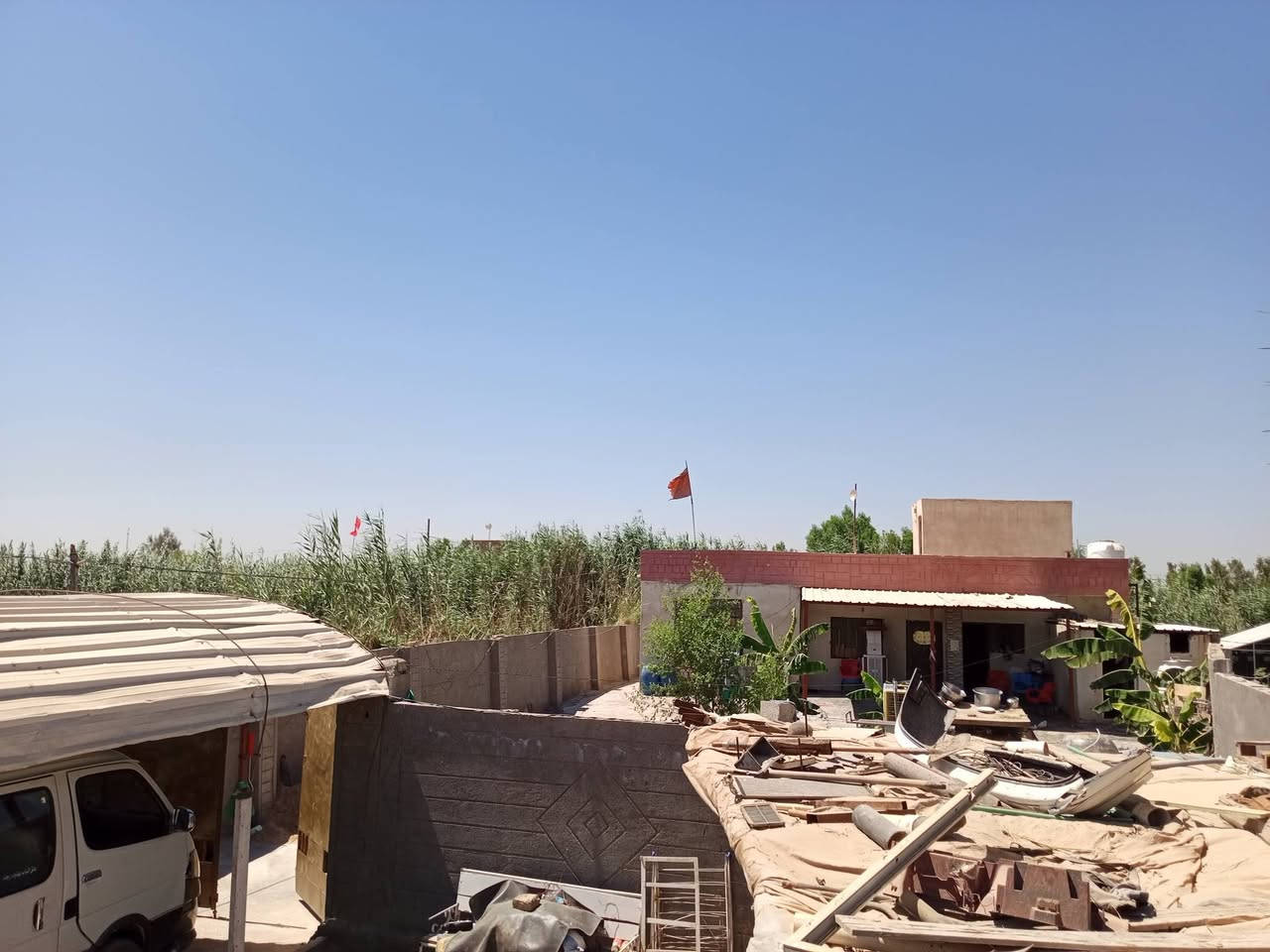 السلام عليكم دار للبيع مساحته 600 متر طابو زراعي البيت متكون من غرفتين وحمام داخلي ومضيف وستقبال ومطبخ وحمام خارجي حديقه مرتبه وصحيات خارجي على وشك أن تكـمل العنوان/ حله شارع حله بغداد القديم مشروع المسيب مقابيل منطقه البدعه قرب مدرسه سيد خليف العناوي للاستفسار التصال/ ***********
