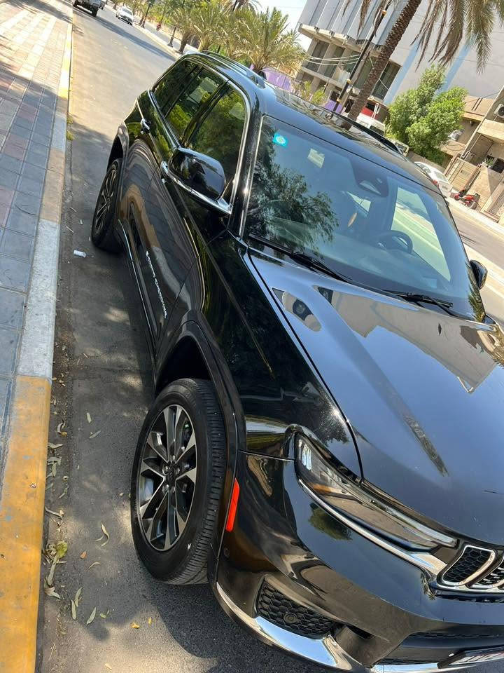 السلام عليكم للبيع
جيب كراند شيروكي اوفرلاند
الموديل : 2023  
المحرك:V6, 3.6L.

العداد : 16100 mi

٥ راكب

المواصفات :
* دفع رباعي 4x4.
* نظام تعليق هوائي (جكات). 
* قيادة ذاتية عند المنعطفات.
* رادار امامي مع مانع تصادم. 
* نظام الرؤية الليلية. 
* تحذير الخروج عن المسار. 
* مستشعر نوم السائق مع نظام التوقف الآلي. 
* تحذير النقطة عمياء ⚠.
* نظام تحذير عند التقاطعات. 
* نظام تحذير عند تجاوز السرعة المحددة. 
* نظام عرض المعلومات على الزجاج الامام  (HEAD UP DISPLAY). 
* نظام تقليل الضجيج داخل المقصورة. 
* إنارة محيطية خمس الوان. 
* شاحن موبايل وايرلس. 
* تعديل وضعيات مقود السائق كهربائيا. 
* مرايا تعتيم ذاتي. 
* المرايا الجانبية قابلة للطي كهربائيا. 
* نظام الصوت mclntosh
* ويل قياس 20 انج.
* سقف بانوراما. 
* شاشه كبيرة 10.1 انج. 
* نظام الخرائط (GPS).
* عرض خرائط الطريق على لوحة القيادة.
* لوحة القيادة بقياس 10 أنچ. 
* كاميرا للمرأة الداخلية. 
* المصابيح الأمامية LED. 
* كشافات الضباب LED.
 * المصابيح الامامیة متحرکة.
* دخول ذكي. 
* بصمة على 5 ابواب للدخول الذكي. 
* تشغيل عن بعد.
* فرش المقصورة الداخلية من الجلد الطبيعي الفاخر.
* إضافات من الخشب الطبيعي للمقصورة الداخلية. 
* ذاكرة لحفظ وضعيات الجلوس للسائق. 
* ذاكرة لحفظ وضعيات الجلوس للراكب.
* مساج للمقاعد الامامية السائق والراكب. 
* المقاعد الأمامية كهربائية.
* المقاعد الأمامية تبريد وتدفئة.
* المقاعد الخلفية تدفئة.. 
* انارة داخلية LED متعددة الالوان. 
* حساسات امامية. 
* حساسات خلفية. 
*٥ راكب.
* مكيف خلفي مع وحدة تحكم منفصلة. 
* تدفئة ستيرن. 
* مانع تصادم خلفي.
* بلوتوث تلفون. 
* محدد سرعة. 
* نظام التشغيل والاطفاء الاوتوماتيكي .
* نظام بريك اوتماتيكي.
وارد امريكي حادثها دعامية امامي من الاسفل وبنيد عل بارد 
رقم بغداد 
السعر 365$
رقم الهاتف ***********
