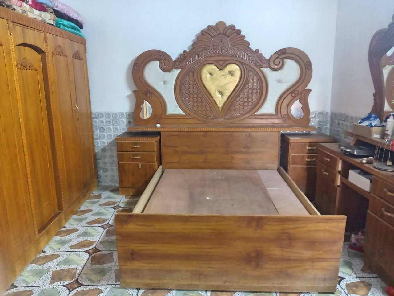 السلام عليكم شاب للبيع تخت ومرايه فقط شذي قطع السادس سعر على هذا الرقم ***********                        ***********
