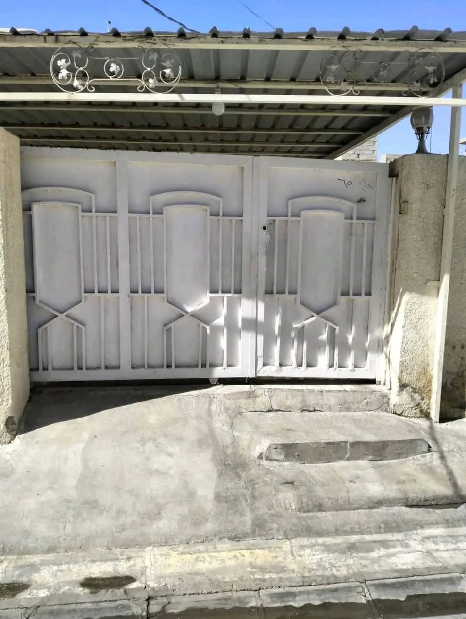 دار للبيع (عكاده) بحاله جيده جدا كما موضح بالصور ومعروض بسعر قطعة ارض ... 300 متر... طابو صرف باسمي والتحويل مباشر... غرفتين واستقبال وهول ومجمع صحي خارجي الارضيه سيراميك..  عالي عن الشارع...  خدمات كامله.. بهرز. الدواسر.. خلف مدرسة ام الشهيد ب 3 افرع... للتواصل ***********... او على الماسنجر...
