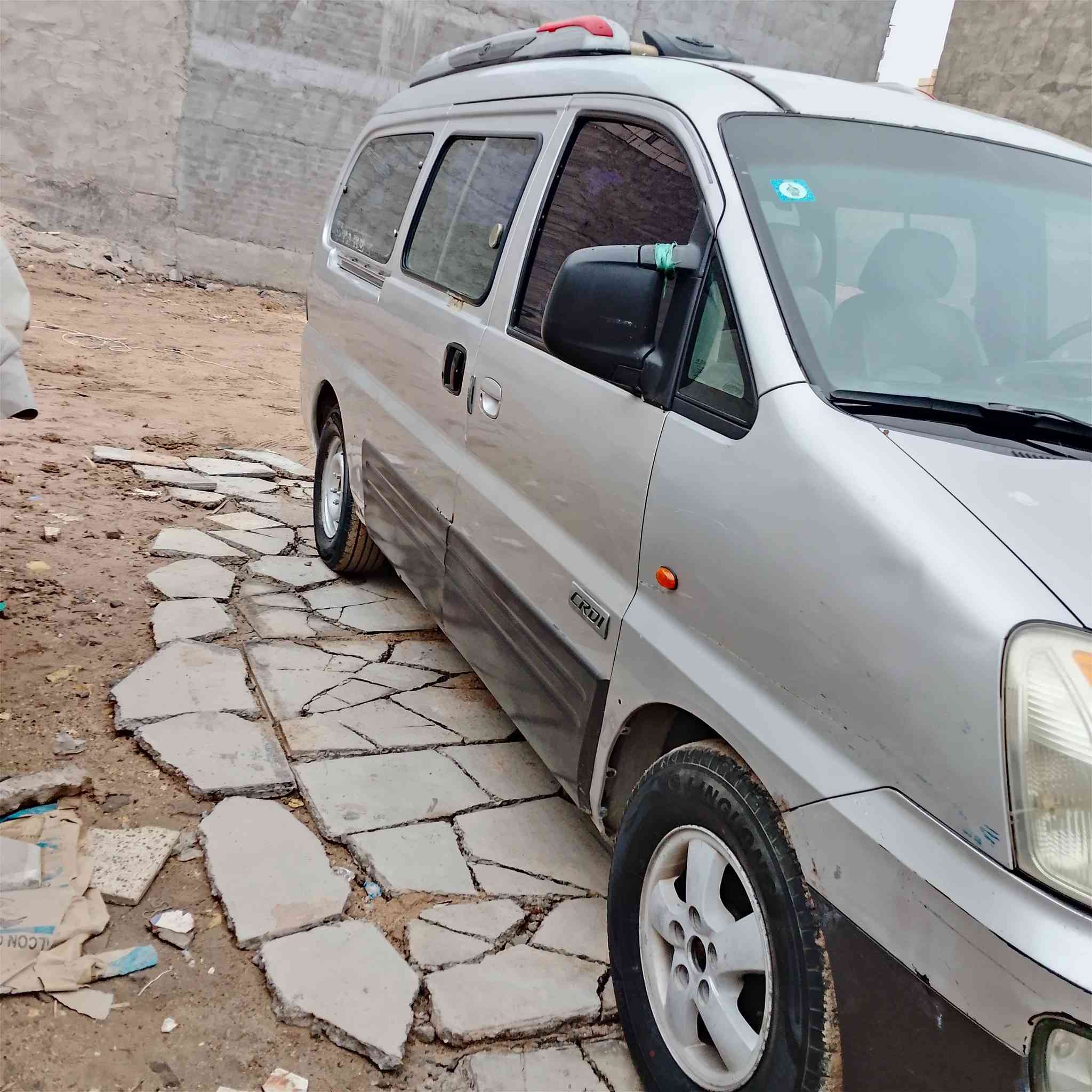 السلام عليكم سياره ستاركس 2007للبيع السياره رقم بصره انكليزي بسمي السياره تخم تاير وباتري قبل شهر امبدلهن تبريد شغال محرك مفتوح كير عادي المحرك حلو حداديه جديده مكان السياره بصره السعر المطلوب 70 وبيهة مجال للستفسار اكثر هاذ رقمي ***********
