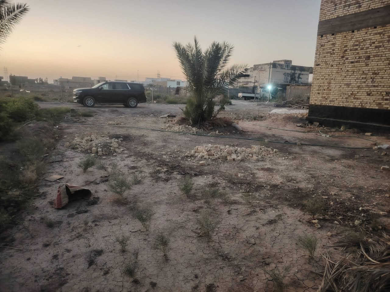 عرصه زراعي خلف حي الجامعه مساحه الأرض 320متر واجه 10متر نزال 32متر يم البو صالح علمن المنطقه بيه  مجاري كامله ***********
