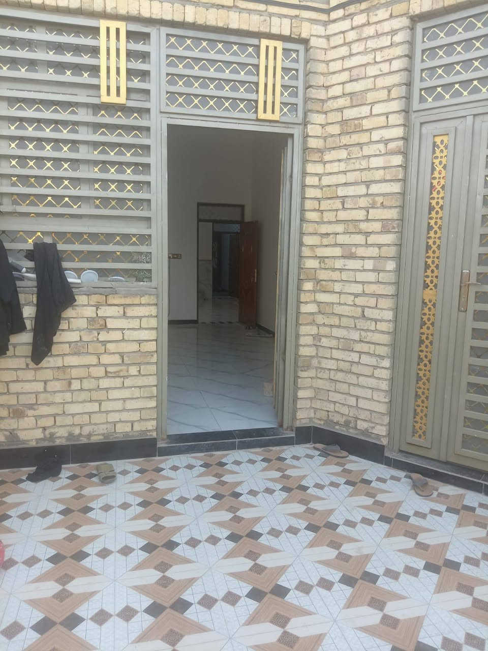 سلام عليكم ورحمة الله وبركاتة يوجد لدينا دار للبيع مساحه 230متر زراعي في ناحية الفظليه قرب مدرسة الفرات الاستفسار على هذا الرقم ***********
