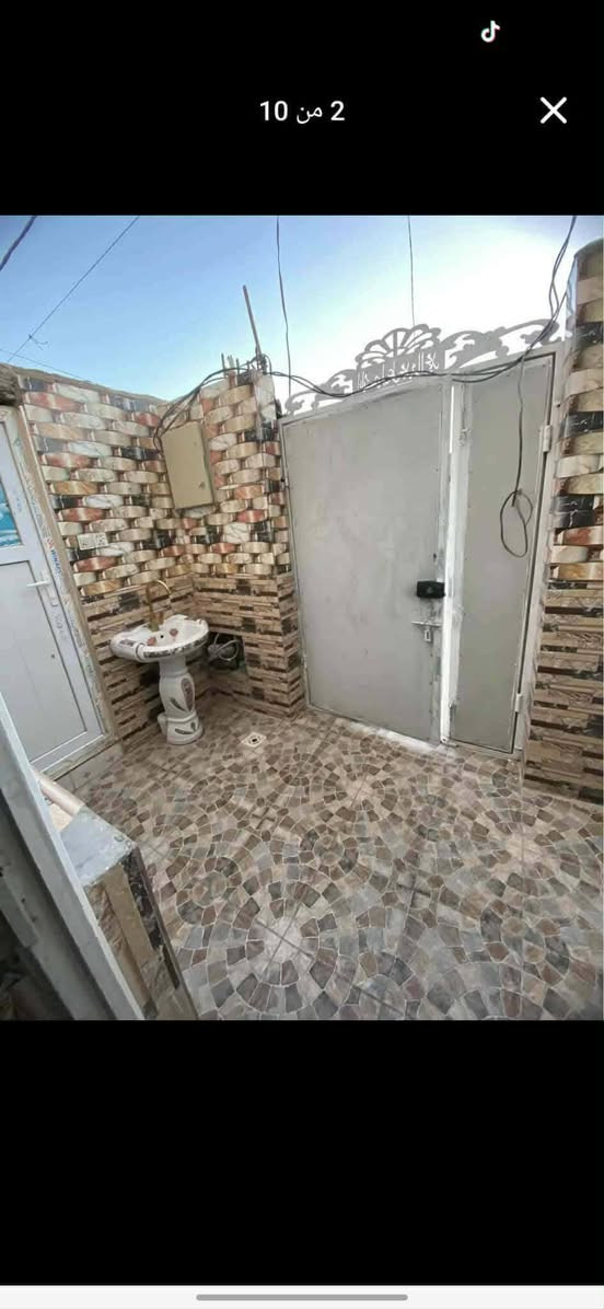 سلام عليكم دار جاهز للسكن الموقع في حي النداء شارع مجمع بيتي قرب جملة الريحانه منطقة ال (50) المساحه 100 مربع ركن شارع 20 يحتوي على غرفه صاله مطبخ ستقبال تخاريج 
بنيان درجة اولى اساس صب وسقف صب طابوق جمهوري ملبوخ من الخارج بيت جناي 

السعر 112 مع الجمال ويرهم على المبادره للاستفسار 
‏‪***********‬‏
