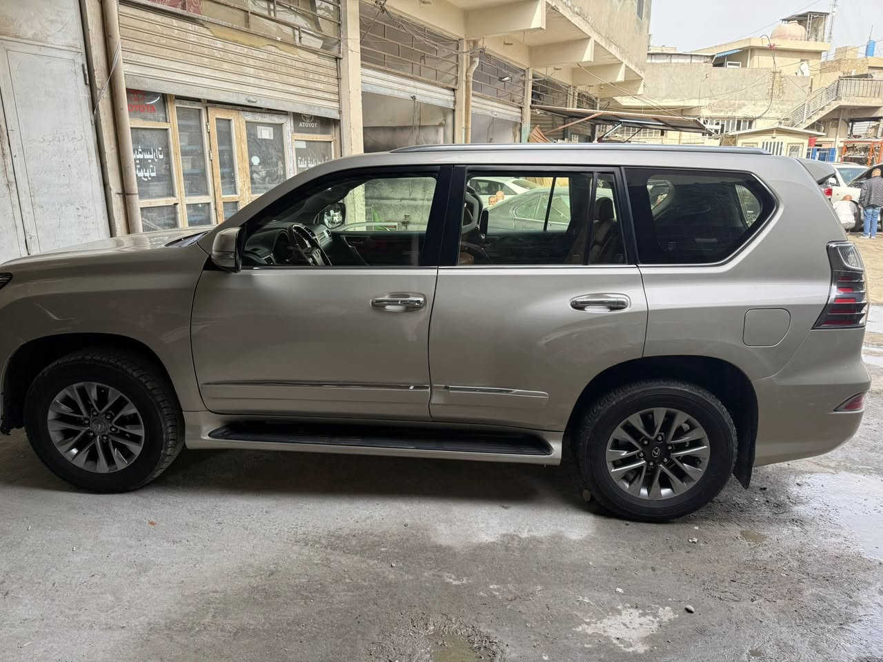 سلام عليكم  لكزز خليجي موديل 2014 بغداد السياره جاهزه من كلشي السياره نظيفه مال جناي بيها جراد ب القماره وبيها صبغ 4 قطع بدون معجون اثر جراد حسب ما موضح ب السونار رقم بغداد بأسمي تحويل ثاني يوم مكاني بغداد أي استفسار الاتصال ب الرقم ***********.  السعر 26500 ماكو هيج سعر لان محتاج السياره خير من الله واتصل وبيك خير وادلل
