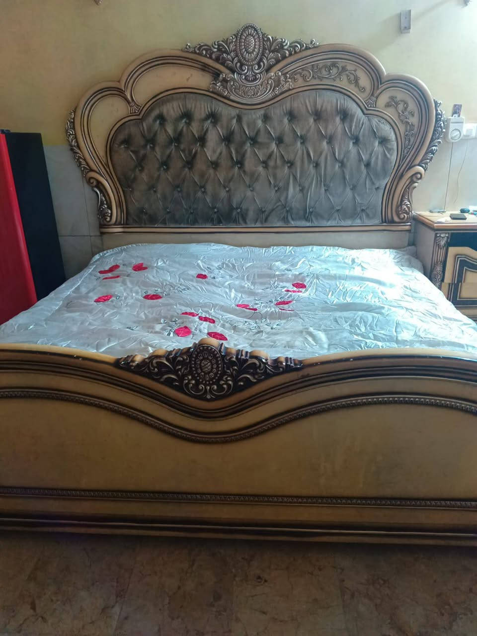 سلام عليكم غرفه أخشاب تركي قديم الباب الأول للبيع 
مستعمله وحلوه أنطوني بيها سعر وتدللون بس لا تكسرون بسعرها كلش *********** ومستعجل على البيع
