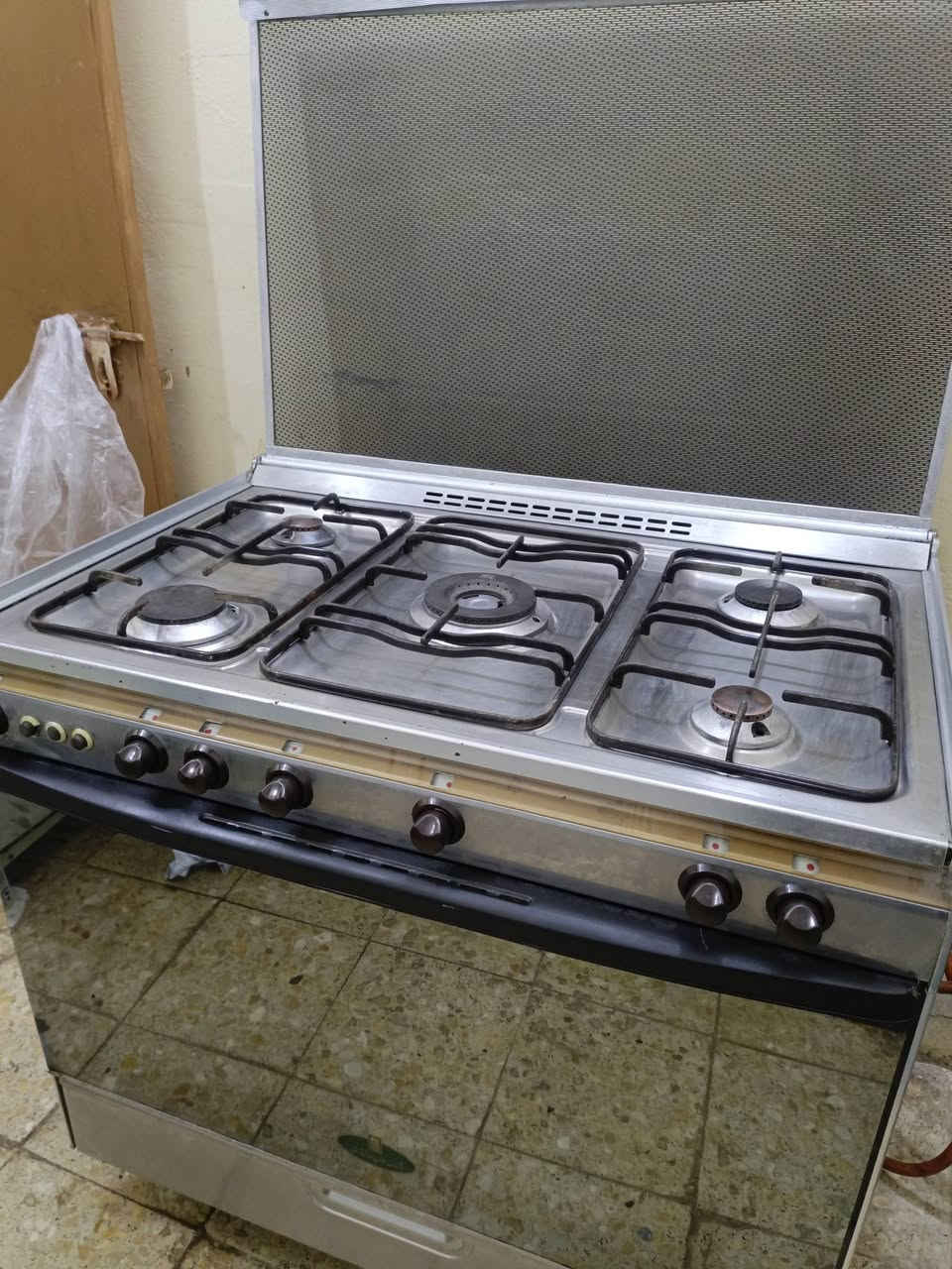 السلام عليكم طباخ كريازي مصري باب اول 5 مشاعل اخو الجديد نضيف كلش وشغال العيون والفرن حتى ما مستخدم بعده جديد اني مكلف بلنشر الاتصال بلرقم واتساب موجود 
***********
