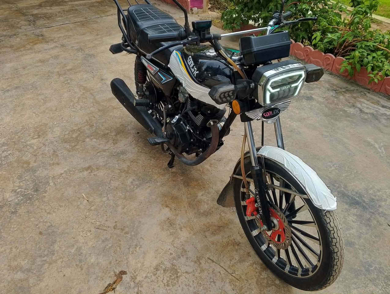 سيفان 24 شكل 25
الدراجه مابيه اي نقص نضيفه وحلوه مكينه ناعمه دشبول كهربائيات كلها شغاله مافيها اي عيب مكفوله من كلشي مكاني ديالى دلي عباس السعر 730 وبيها مجال بصيط  📞***********
